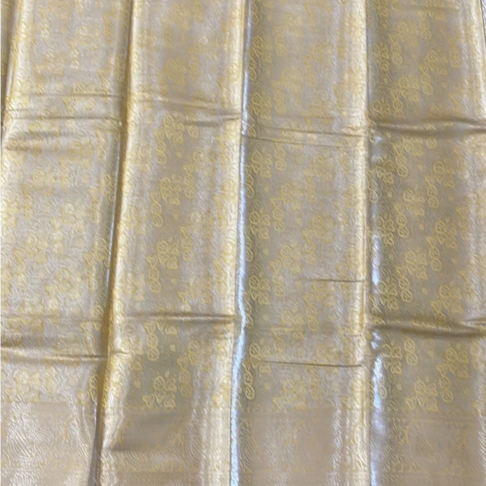 Elegant Gold Floral Jacquard saree - Shimmering Cream-Gold